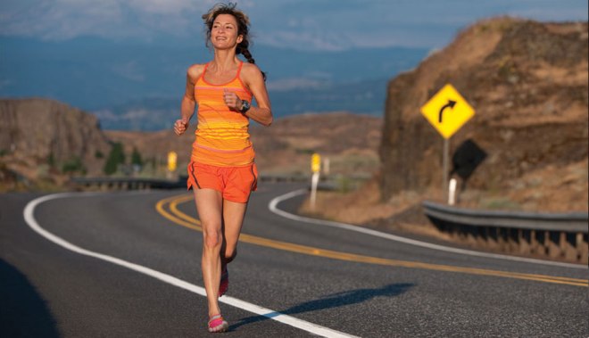woman running in vibram shoes