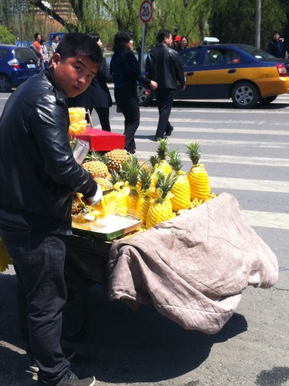 pineapple seller 002