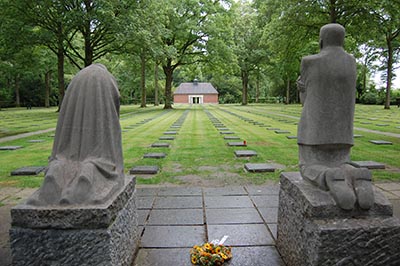 Kathe Kollwitz-grieving-parents-statues-3