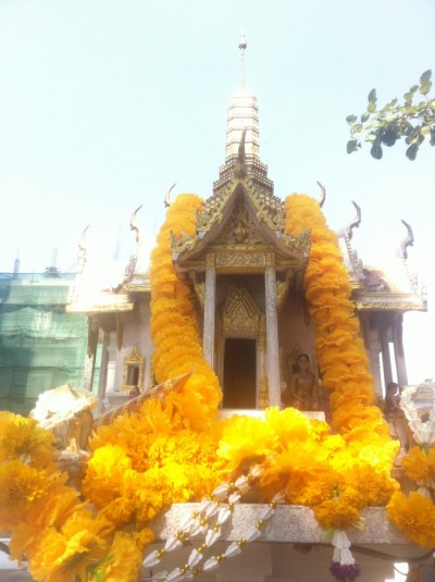 spirit house big-garland