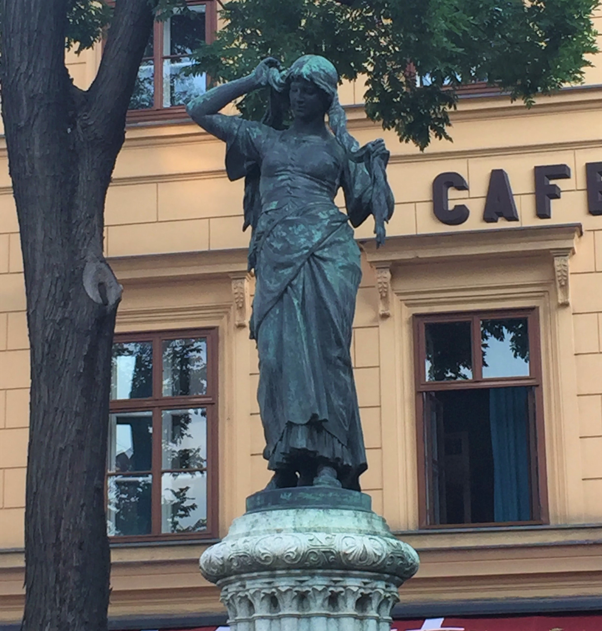 ODD STATUES – the heart thrills